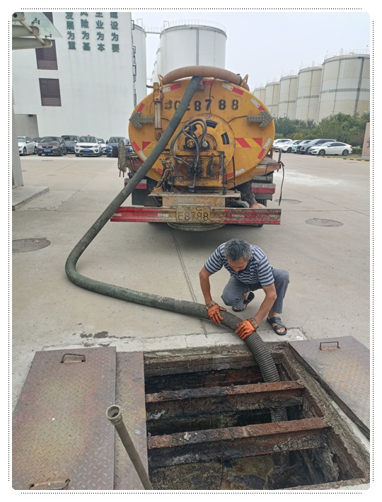 红毛镇隔油池清掏