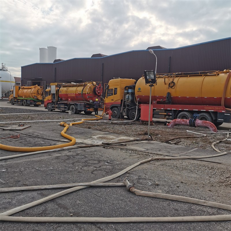 红毛镇污水池清理