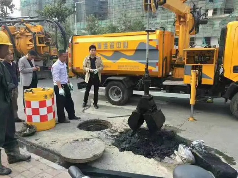 红毛镇街道：网格员化身“清道夫”，为民解忧疏通“堵心”化粪池