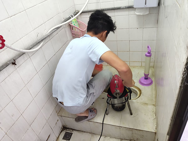 红毛镇肥皂掉到马桶里把马桶堵住了怎么办？马桶堵住了怎么办