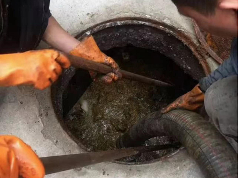 红毛镇清理化粪池时如何避免沼气的危害?